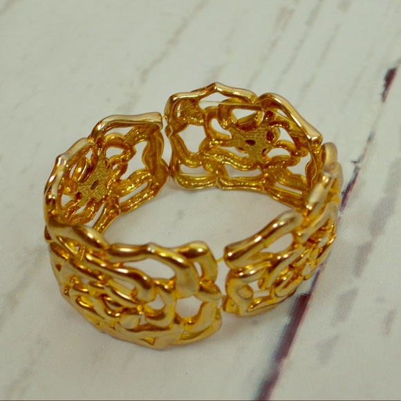 🆕Gold-toned Magnolia Bracelet - Expands - Picture 7 of 7